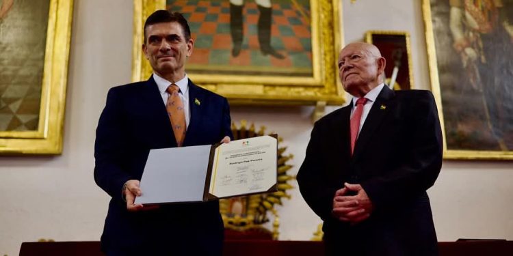 Paz asume la Presidencia de Bolivia y pone fin a 20 años de gobierno del MAS