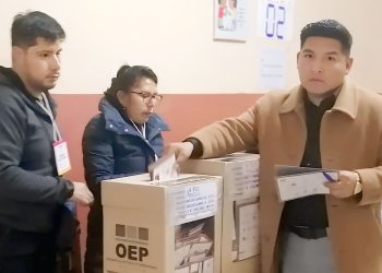 Curmi Rocha convoca al voto consciente e informado tras emitir su voto en La Paz