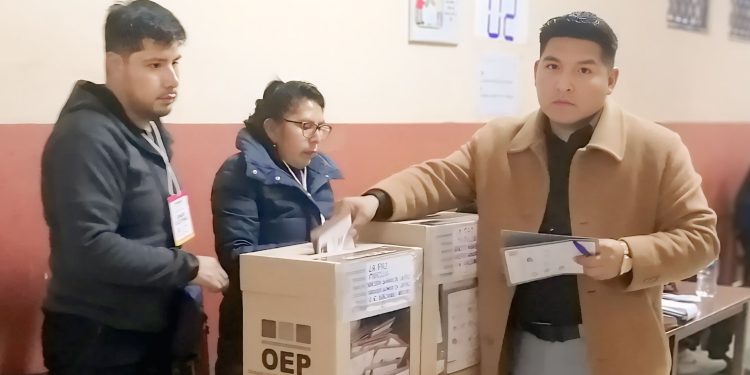 Curmi Rocha convoca al voto consciente e informado tras emitir su voto en La Paz