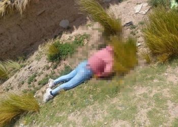 Mujer es apuñalada y abandonada en plena vía pública, con su bebé en un aguayo
