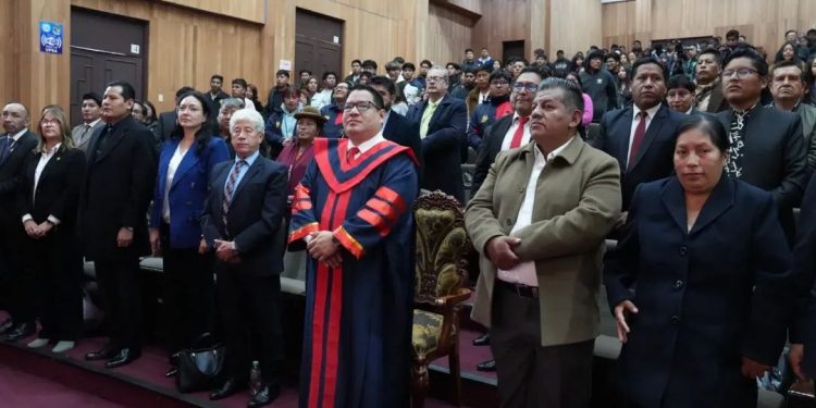 Por su aporte al Derecho, rector Carlos Cóndori entrega Reconocimiento al Fiscal General