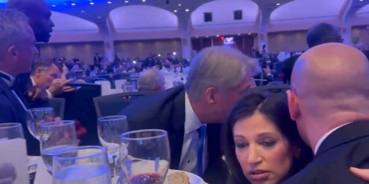 Detienen a sospechoso tras incidente armado en evento con Trump
