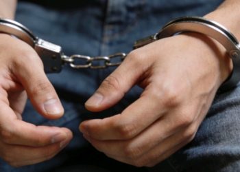 Conductor y acompañante caen con sacos de droga en puesto de control