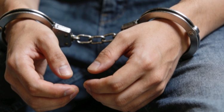 Conductor y acompañante caen con sacos de droga en puesto de control