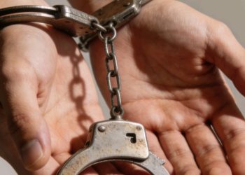 Conductor y acompañante caen con sacos de droga en puesto de control