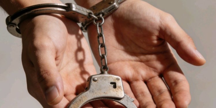 Conductor y acompañante caen con sacos de droga en puesto de control