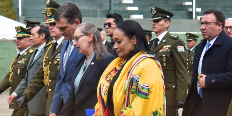 Gobierno declara “non grata” a diplomática colombiana y denuncia injerencia